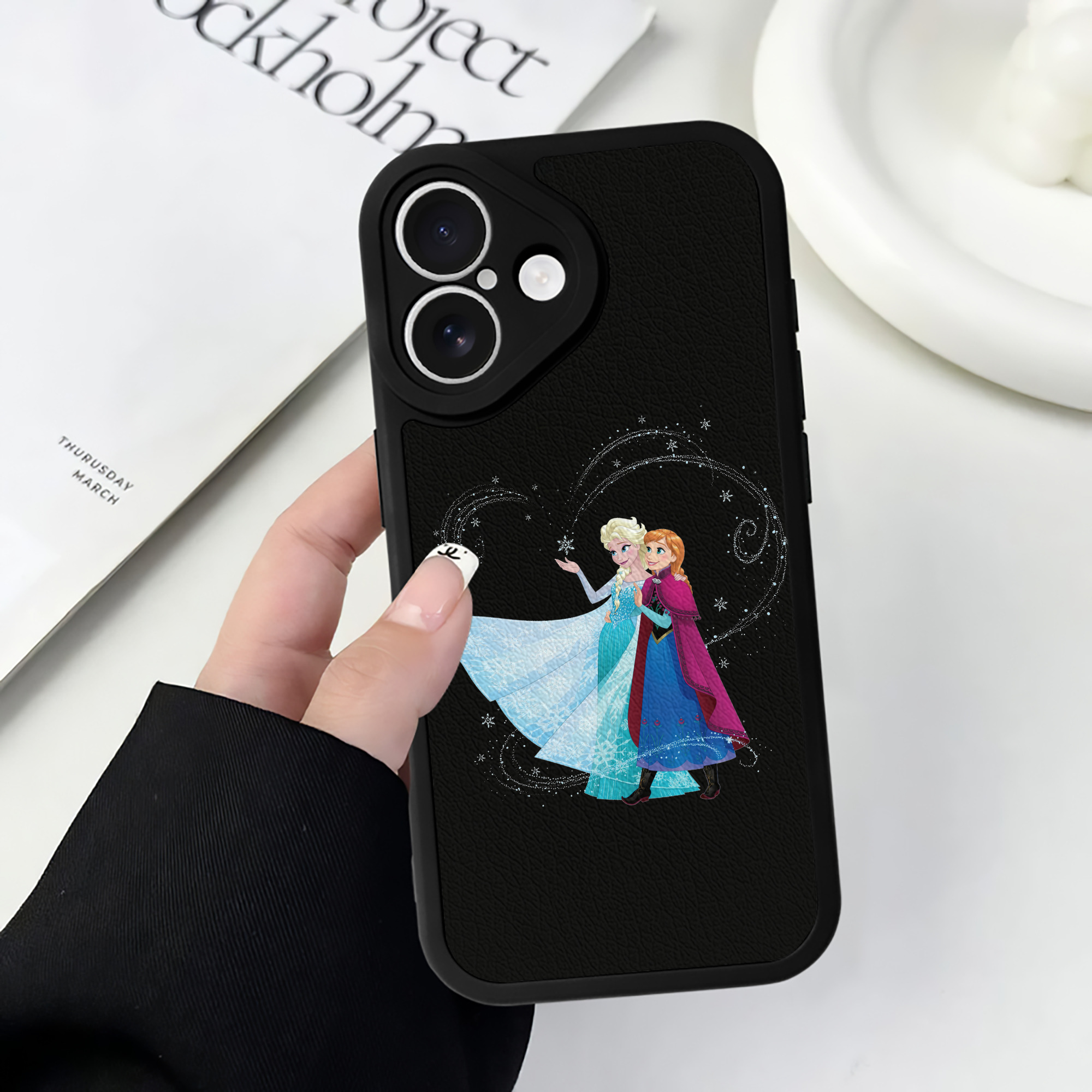 （画像用） アナと雪の女王 アンナ エルサ Frozen Anna Elsa 【iPhone 16シリーズ対応】シリコンスマホケース（レザー調） 材質：シリコン
